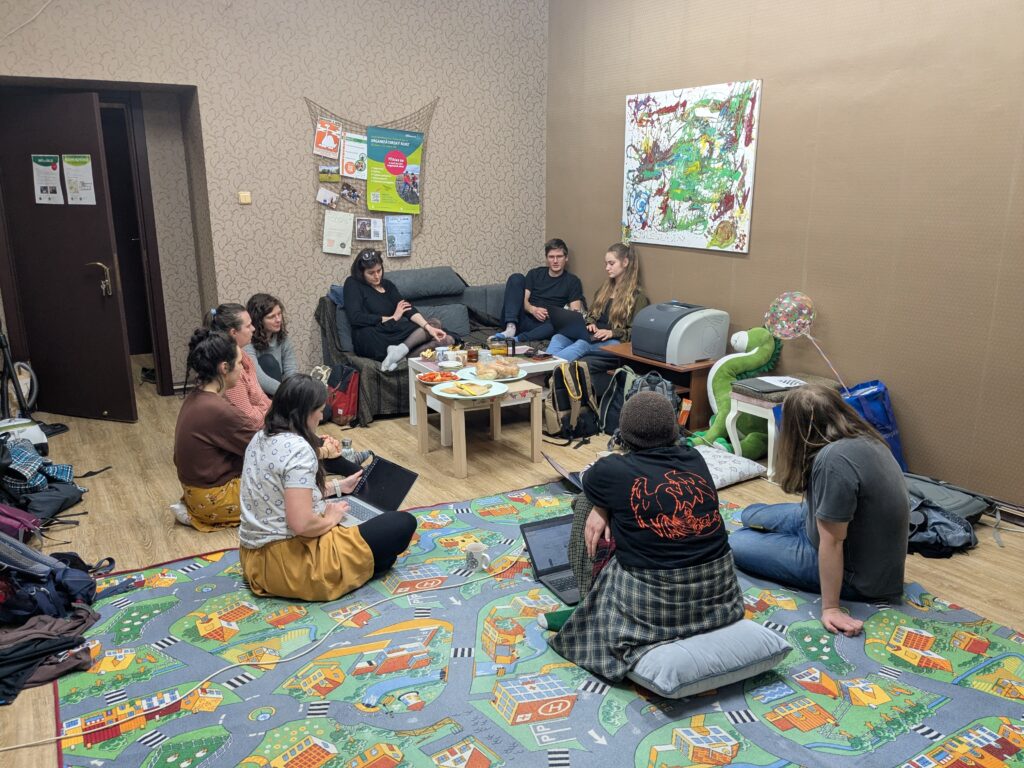 Setkání pražských brontosauřích článků. Takto jednáme v klubovně Seník.