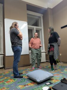 Součástí setkání zástupců brontosauřích článků je i neformální pokec.